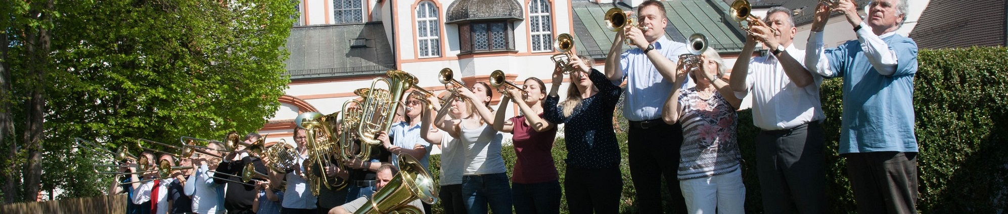 Gruppenbild mit Instrument nach links oben