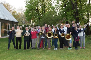 2. Gruppenfoto im Pfarrgarten